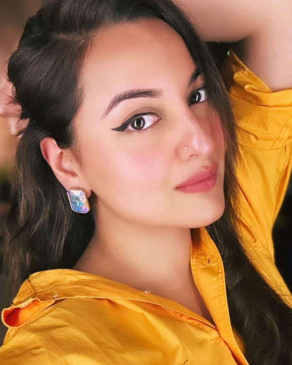 Sonakshi Sinha in Radiance Cocktail Earring -  AB