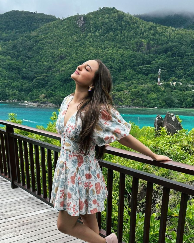 Sonakshi Sinha in Radiance Cocktail Earring -  AB